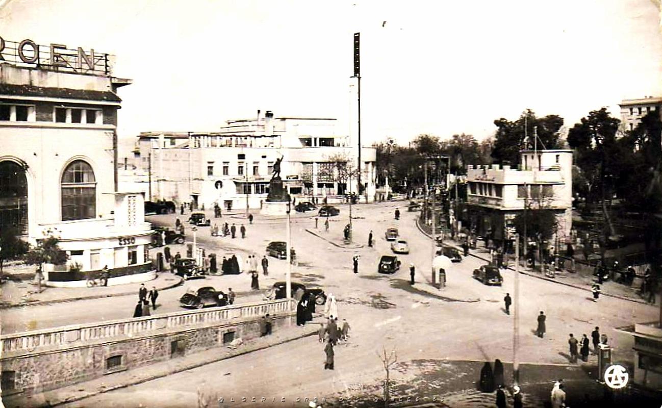 606- Constantine - La place Lamoriciere et le Casino.jpg